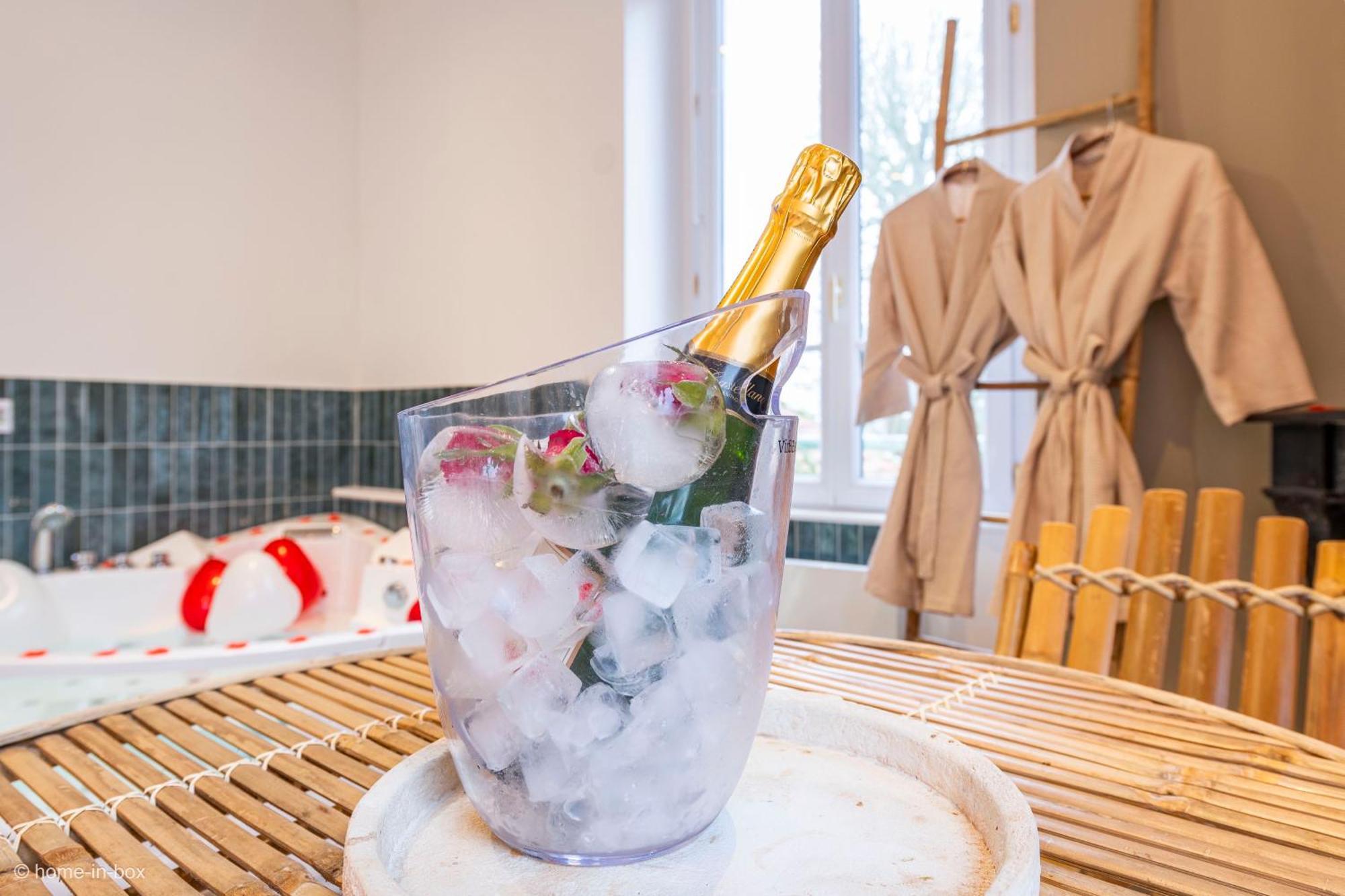 Le Nid D'Eliyah, Suites Avec Jacuzzi 15Min Disneyland Paris Nanteuil-les-Meaux Ngoại thất bức ảnh
